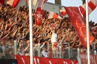 FSV Zwickau: Außergewöhnliche Ticket-Aktion vorm Pokalkracher gegen Dynamo Dresden - Die Fans des FSV Zwickau unterstützen ihre Mannschaft im Regionalliga-Heimspiel gegen den ZFC Meuselwitz (1:1). Trotz der späten Anstoßzeit hofft der Verein auch am Mittwochabend gegen Dynamo Dresden auf eine große Kulisse.