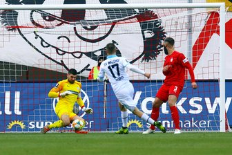 FSV Zwickau beendet Hinrunde mit Heimniederlage - Gianluca Korte Mannheim prüft Torhüter Johannes Brinkies Zwickau, rechts Christopher Handke.