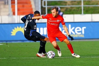 FSV Zwickau beendet Niederlagenserie mit Unentschieden gegen Mannheim - Der Zwickauer Mike Könnecke am Ball, dahinter der Mannheimer Anton Donkor.