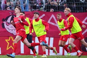 FSV Zwickau bei der BSG Chemie: Eixler-Hammer und Sezer-Köpfchen: „Ich liebe so dreckige Siege“ - Lukas Eixler dreht nach seinem Siegtreffer eine Ehrenrunde und wird von den Teamkollegen geherzt.
