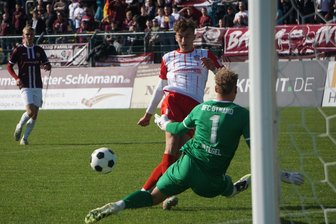 FSV Zwickau beim BFC: Sezer-Debüt, Torchancen en masse, aber keine Punkte: „Das fehlt uns zu einem Spitzenteam“ - Zwickaus Lukas Eixler bringt das Leder nicht an BFC-Keeper Nicolas Ortegel vorbei.
