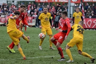 FSV Zwickau beim VfB Auerbach: Wenn fünf ehemalige Zwickauer auf drei Ex-Auerbacher treffen - Das Archivfoto vom Pokalspiel gegen Zwickau im November 2016 zeigt Daniel Rupf (hinten Mitte) als Kapitän des VfB Auerbach. Heute ist er Co-Trainer beim FSV Zwickau.