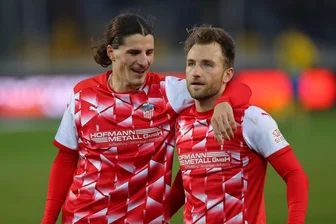 2:2-Torschütze Veron Dobruna (li.) und Vorlagengeber Mike Könnecke (re.) freuen sich über den ersten Sieg seit dem 3. September. Foto: PICTURE POINT / Gabor Krieg