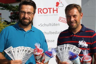 FSV Zwickau bereitet Schulanfängern rot-weiße Überraschung - Vertriebsleiter Jens Heinz (l.) und FSV-Vorstandsmitglied Matthias Krauß präsentieren Tauschtickets und Zuckertüten.