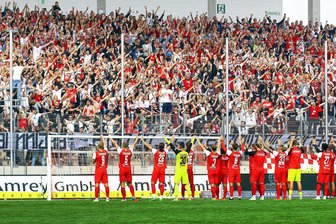 FSV Zwickau beschwört vorm Meuselwitz-Spiel den Zusammenhalt - Spieler und Fans des FSV Zwickau bejubeln am 3. September den Heimsieg gegen Hansa Rostock II. Seitdem hat die Mannschaft nur einen mageren Punkt in der Regionalliga geholt.