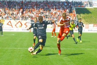 FSV Zwickau besiegt dezimierte Würzburger - Lion Lauberbach (r.) traf in der ersten Halbzeit nur den Pfosten, kurz vor Schluss machte er das 2:0 für den FSV Zwickau.