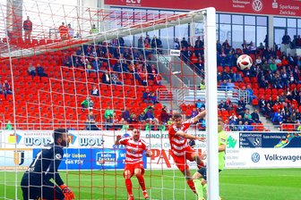 FSV Zwickau besiegt Wiesbaden - Ronny König (Zwickau, 2.v.r.) überwindet Torhüter Markus Kolke (Wiesbaden) per Kopf zum 2:1.    