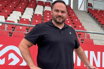 FSV Zwickau: Bierbecher-Attacke auf Busfahrer – Hauptsponsor macht emotionalen Post - Robert Eckhold, Hauptsponsor des FSV Zwickau und von Lok Leipzig, hält bei Heimspielen des FSV auf Zwickau und bei Heimspielen von Lok auf Leipzig.