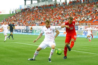 FSV Zwickau bleibt auch gegen Würzburg weiter sieglos - Robert Koch (Zwickau) flankt vor Maximilian Ahlschwede (Würzburg).