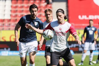 FSV Zwickau: Blitzstart und Joker-Tor in der Nachspielzeit - Höhenflug hält auch gegen Babelsberg an - Erzielte die 1:0-Führung: Zwickaus Veron Dobruna (rechts im Duell mit Philipp Zeiger).