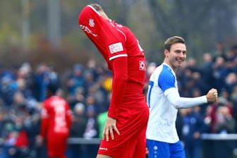 FSV Zwickau: Das Pokal-Aus und die Folgen – „Wir werden ein Zeichen setzen“ - Enttäuschung pur nach dem Schlusspfiff beim Zwickauer Stürmer Felix Pilger. Raphael Börner (Glauchau) freut sich dagegen diebisch.