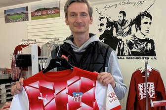 FSV Zwickau: Das sind die Renner im wiedereröffneten Schwäneshop - Nicht nur für Christian Würtemberger ist das neue Heimtrikot des FSV der Renner im Schwäneshop.