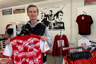 FSV Zwickau: Das sind die Renner im wiedereröffneten Schwäneshop - Nicht nur für Christian Würtemberger ist das neue Heimtrikot des FSV der Renner im Schwäneshop.