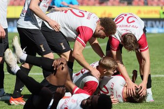 FSV Zwickau: „Das war ein unverdienter Sieg“ - die Stimmen zum Babelsberg-Spiel - Luis Klein wird nach dem späten Siegtor von den Mitspielern geherzt.