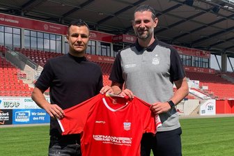 FSV Zwickau: Der dritte Neue kommt von Liga-Konkurrent Rot-Weiß Erfurt - Andrej Startsev (links mit Sportdirektor Robin Lenk) ist der dritte Neue beim FSV Zwickau.