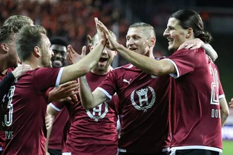 FSV Zwickau: Der „Fußballgott“ verlängert - Jubiläumsspiel wird zu einer runden Sache - Zwickaus „Fußballgott“ Marc-Philipp Zimmermann (2. von rechts) im Sondertrikot der Jubiläumspartie des FSV nach dem Tor zum 2:0.