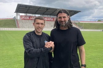 FSV Zwickau: Der sechste Neuzugang kommt von Holstein Kiel - Sportdirektor Robin Lenk (rechts) hat Nick Breitenbücher (links) in den Reihen des FSV Zwickau begrüßt.