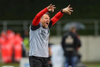 FSV Zwickau: Deshalb stellt der Sportchef die Trainerfrage nicht - „Wenn man ihn in der täglichen Arbeit sieht, kann man nur mehr als zufrieden sein“: Trainer Rico Schmitt wird weiter zugetraut, das vorhandene Potential beim FSV Zwickau noch weiter auszuschöpfen. Foto: PICTURE POINT / Gabor Krieg