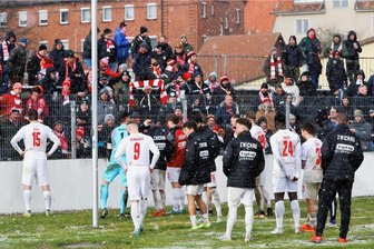 FSV Zwickau: Die Defensive ist das Problem - Wie schon in Duisburg gab es Gesprächsbedarf nach Spielschluss mit den Fans. 1200 Zwickauer waren mit nach Bayreuth gekommen - mussten mit ihrer Mannschaft aber enttäuscht den Rückweg antreten. 