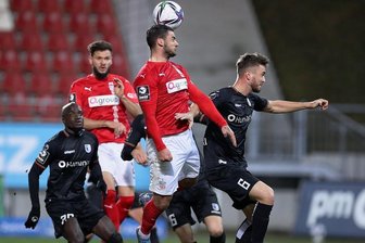 FSV Zwickau: Die Remis-Könige der Liga - Dominic Baumann (Mitte) setzt sich im Kopfballduell gegen Adrian Malachowski durch. Ein Tor blieb dem FSV-Stürmer aber verwehrt.