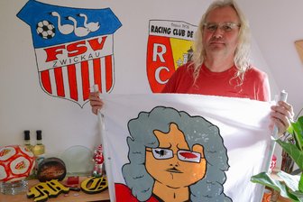 FSV Zwickau: Dieser verrückte Fan hat 25 Jahre kein Pflichtspiel seines Lieblingsvereins verpasst - Dieses Doppelhalter-Transparent mit „Augenfenstern zum Durchgucken“ erhielt Tom Richter von der Fangemeinde des FSV Zwickau.