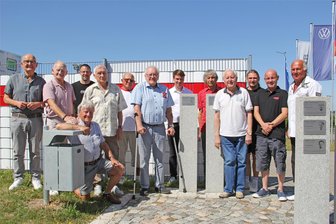 FSV Zwickau ehrt ehemaligen Torhüter für sein Lebenswerk - Rolf Baumann (7. v. rechts) wurde im Beisein seiner Stammtischrunde und mehrerer FSV-Verantwortlicher geehrt.