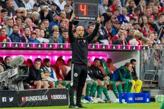FSV Zwickau: Ein Jahr danach - was der Bierwerfer zahlen musste und wie Schiedsrichter Nicolas Winter heute pfeift - Danke, setzen, 4? Nein. Nicolas Winter klettert die Karriereleiter weiter nach oben: Diese Saison ist er in der Bundesliga bereits als Vierter Offizieller - hier beim FC Bayern gegen Augsburg - sowie an der Seitenlinie im Einsatz gewesen gewesen.