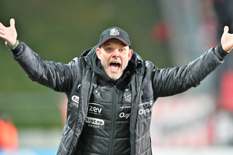 FSV Zwickau: Ein Pokalsieg bei Dynamo Dresden soll Schwung für den Abstiegskampf bringen - Zwickaus Trainer Ronny Thielemann an der Seitenlinie.