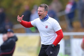 FSV Zwickau empfängt Hertha Zehlendorf: Trainer Rico Schmitt grätscht bei Veron Dobruna dazwischen - Trainer Rico Schmitt hat mit dem FSV Zwickau in der Liga eine Erfolgsserie hingelegt.