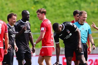 FSV Zwickau: Erfurter Assibey-Mensah rassistisch beleidigt? Das ist passiert und so geht es weiter - Raphael Assibey-Mensah (Zweiter von links) soll rassistisch beleidigt worden sein.