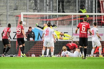 FSV Zwickau erkämpft Punkt in Ingolstadt: Gelungene Premiere von Torhüter Engelhardt - Flugeinlage von Marcel Engelhardt im Zwickauer Tor. Mit den Fingerspitzen lenkt der Keeper das Leder an den Pfosten. 