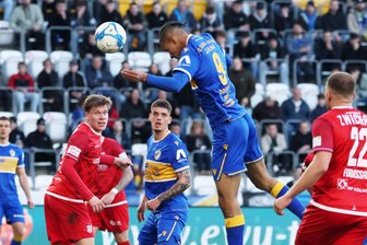 FSV Zwickau: Ernüchterung nach fünf Gegentoren bei Carl Zeiss Jena - Das ging viel zu einfach: Emeka Oduah (Mitte) bringt Jena in dieser Szene 1:0 in Führung.