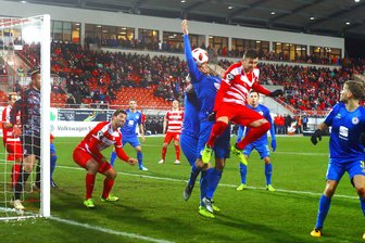 FSV Zwickau: Erst geschaufelt, dann geschwächelt - Knifflige Szene: Luftkampf zwischen Benjamin Kessel aus Braunschweig und Zwickaus Davy Frick.
