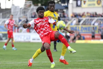 FSV Zwickau erstattet Anzeige beim Verband: Lloyd-Addo Kuffour im Bruno-Plache-Stadion rassistisch beleidigt – das sagt Lok Leipzig dazu - Zwickaus Lloyd-Addo Kuffour (vorn) im Zweikampf mit Abou Ballo von Lok Leipzig. Der FSV-Profi ist laut FSV-Angaben beim Punktspiel von der Haupttribüne aus beleidigt worden.