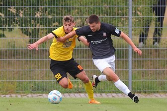 FSV Zwickau erwartet Dynamo Dresden und den VfL Wolfsburg: Was man zum Volkswagen Cup alles wissen sollte - Nach dem jüngsten Testspiel gegen den VfB Auerbach (1:0) auf dem Trainingsplatz präsentieren sich Sonny Ziemer (links im Zweikampf mit Vojtech Cermus) und der FSV am Sonntag erstmals in dieser Saison in der GGZ Arena.