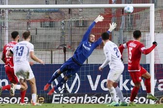 FSV Zwickau: Es fehlen zweimal zehn Sekunden - Da ist er drin: Der Eilenburger Marcus Niemitz trifft in der Nachspielzeit per Freistroß zum 2:2-Endstand.