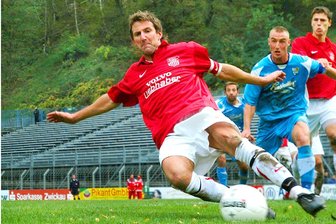 FSV Zwickau: Ex-Kapitän vermisst im aktuellen Kader „zwei, drei echte Typen“ - Das Foto zeigt Alexander Köcher bei einer Rettungstat im Oberliga-Heimspiel 2007 gegen den Chemnitzer FC.