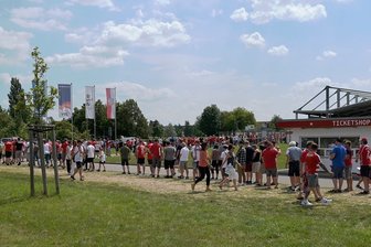 FSV-Zwickau-Fans sind sich einig: Live ist viel besser als im Fernsehen - Zahlreiche Fans sind am Samstag zum Saison-Auftakt des FSV Zwickau ins Stadion geströmt.