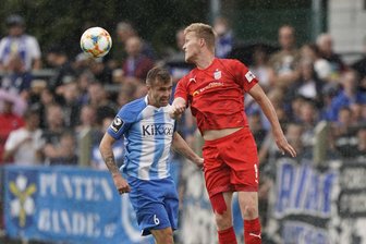 FSV Zwickau feiert 2:0-Sieg zum Saisonauftakt - Gerrit Wegkamp (r.), der sich hier beim Kopfballduell gegen Marco Komenda durchsetzt, erzielte das erste Saisontor für den FSV Zwickau.