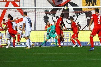 FSV Zwickau feiert Heimsieg gegen Bayern II - Leon Jensen (2. v. l.) trifft zum 1:0 für den FSV Zwickau.