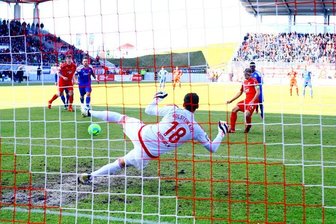 FSV Zwickau feiert Heimsieg gegen Kiel - Toni Wachsmuth (Zwickau) überwindet Torhüter Kenneth Kronholm (Kiel) per Elfmeter zum 1:0.