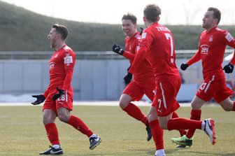 FSV Zwickau feiert wichtigen Heimsieg gegen Preußen Münster - Die Zwickauer Spieler jubeln nach dem 1:0 durch Nils Miatke (l.).
