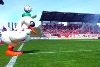 FSV Zwickau: Fußball-Regionalligist verkauft ab nächster Woche Halbjahresticket – mit Rabatt - Die Schwäne vom FSV Zwickau fliegen am Sonntag ins Türkei-Camp.