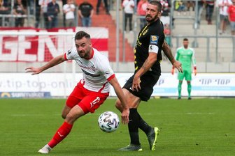 Morris Schröter im Zweikampf mit dem 1860er Sascha Mölders.