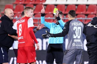 FSV Zwickau gegen BFC Dynamo: Tumulte, Kartenfestival und Wortgefechte – was sich nach Abpfiff abspielte und die Beteiligten sagen - Tumulte nach Spielschluss und ein Kartenfestival. FSV-Torhüter Lucas Hiemann fehlt dem FSV Zwickau am Dienstag rotgesperrt in Jena.