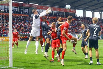 FSV Zwickau gegen Chemie Leipzig: Matchwinner Zimmermann und ein Wermutstropfen - BSG-Torhüter Florian Horenburg hielt seinen Kasten eine Halbzeit lang sauber. Dann schlug Marc-Philipp Zimmermann zu.