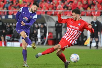 FSV Zwickau gegen Erzgebirge Aue: Liveticker zum Derby in der 3. Liga - Zwickaus Yannik Moeker versucht den Schuss von Aues Marco Schikora zu blocken.