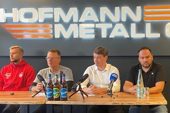 FSV Zwickau gegen Lok Leipzig: Hauptsponsor beider Vereine erhöht sein Engagement bei den Schwänen um fünfstellige Summe - Vizekapitän Max Somnitz, Trainer Rico Schmitt, FSV-Vorstand André Beuchold und Hauptsponsor Robert Eckhold (von links) während der Saisonauftakt-Pressekonferenz.