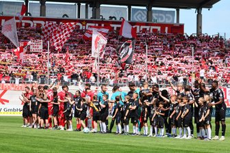 FSV Zwickau gegen Rot-Weiß Erfurt: So fällt die Bilanz der Polizei aus - Die Polizei war mit rund 300 Beamten an der GGZ-Arena in Zwickau im Einsatz.