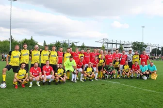 FSV Zwickau gegen VFC Plauen: Welche bekannten Gesichter beim Spiel der Traditionsteams dabei waren - Vor dem Anpfiff stellten sich beide Mannschaften zum Erinnerungsfoto auf.